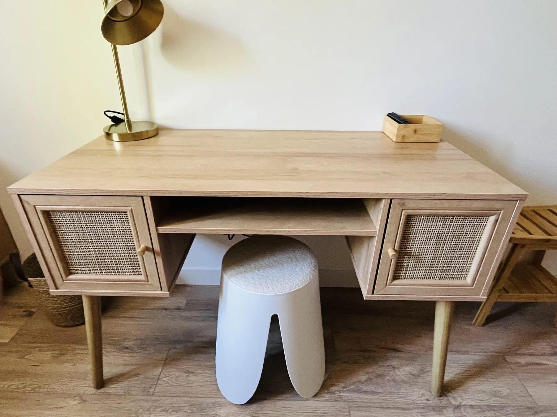 Bureau en cannage et tabouret bouclette