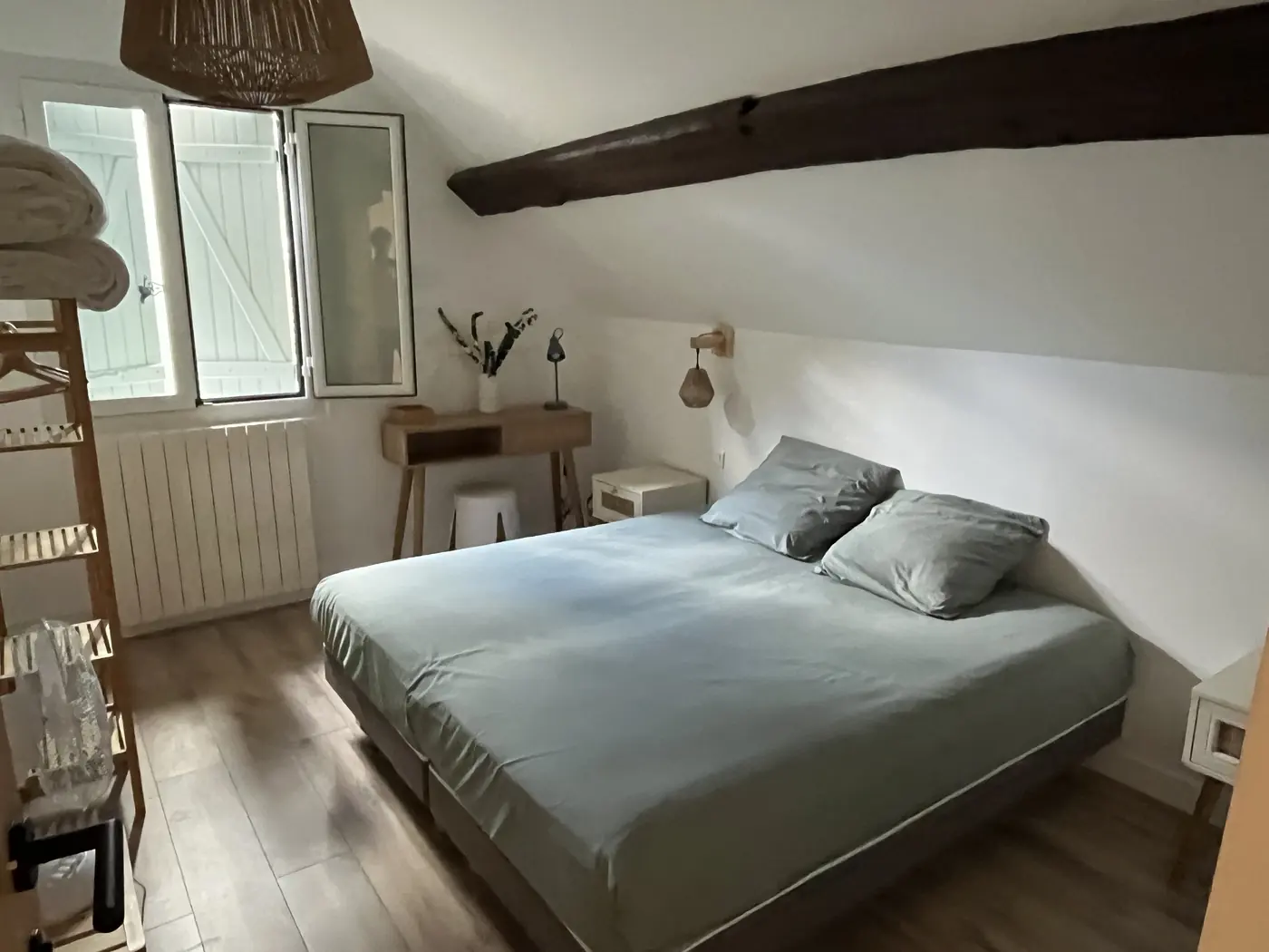 Chambre sous les poutres de la Maison Auguste