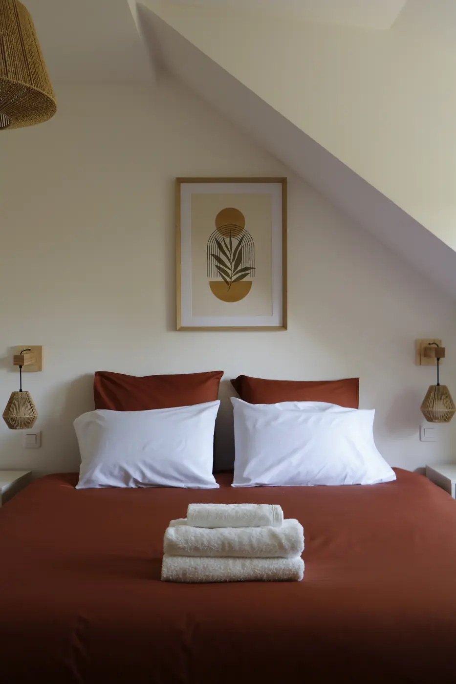 Chambre au linge terracotta