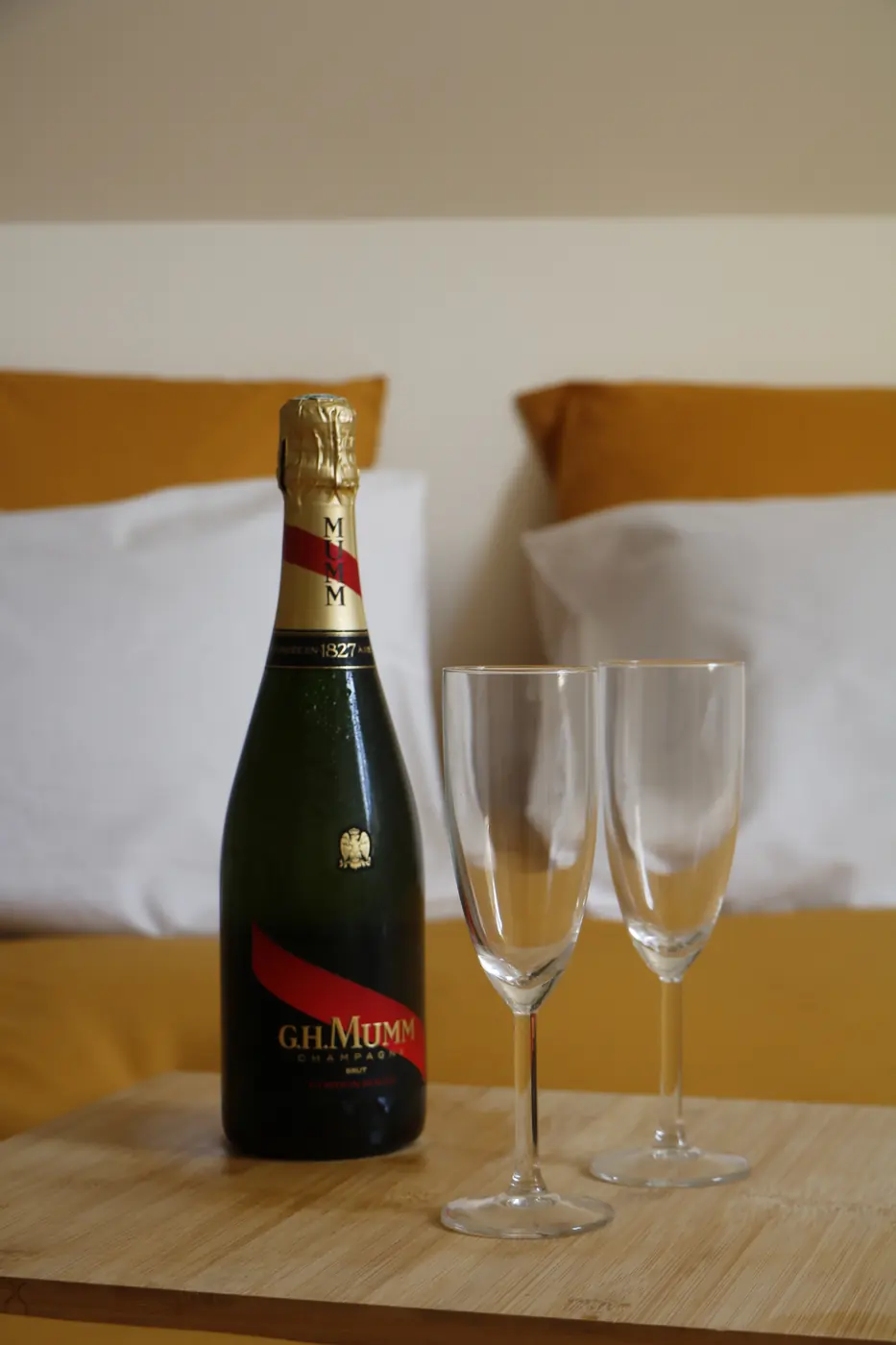 Bouteille de champagne et deux coupes