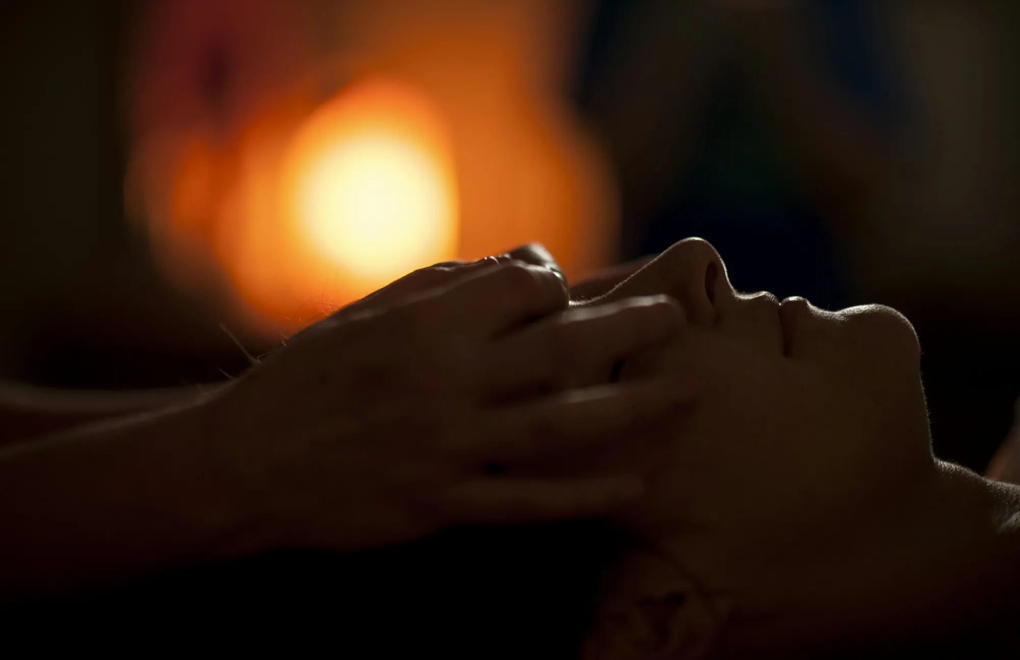 Massage du visage à la lueur d’une bougie