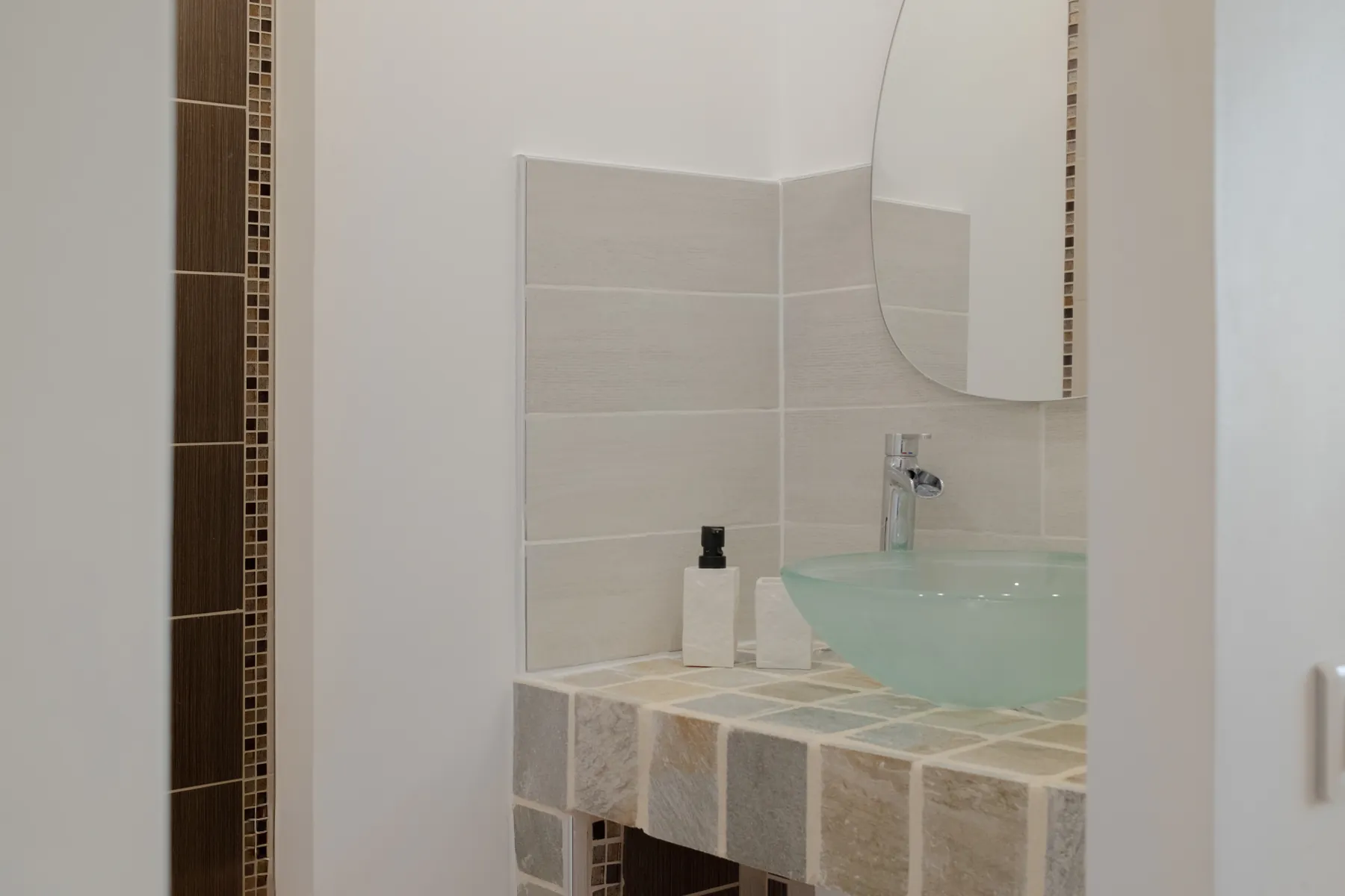 Vasque en verre et plan en pierre de la salle de bain